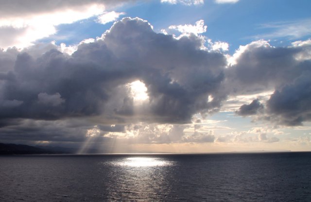 299_raggio di sole tra le nuvole_tema libero